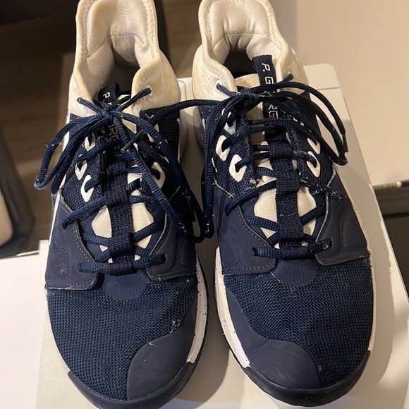 Nike women’s basketball shoe 8 1/2 - Picture 3 of 6